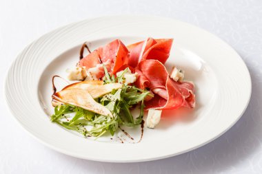 plaka üzerinde jambon salatası