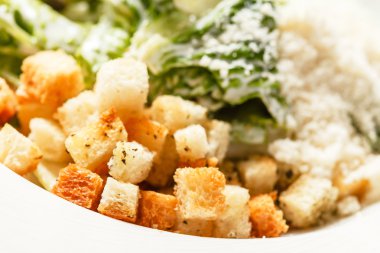 Ceasar salata plaka üzerinde