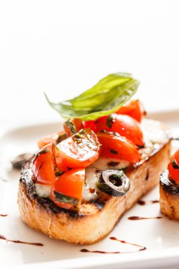 Bruschetta domates, mozarella ve fesleğen ile