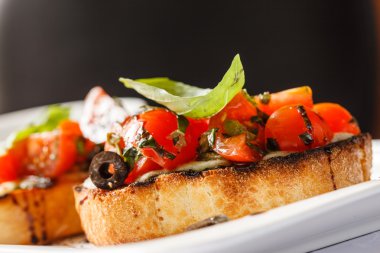 Bruschetta domates, mozarella ve fesleğen ile