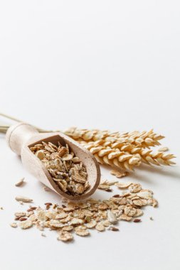 Mor beyaz üzerine müsli