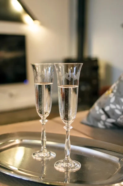 Skleničky šampaňského na stole — Stock fotografie