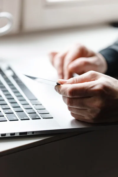 Mani uomo con computer portatile — Foto Stock