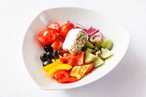 Grekisk sallad på tallrik — Stockfoto