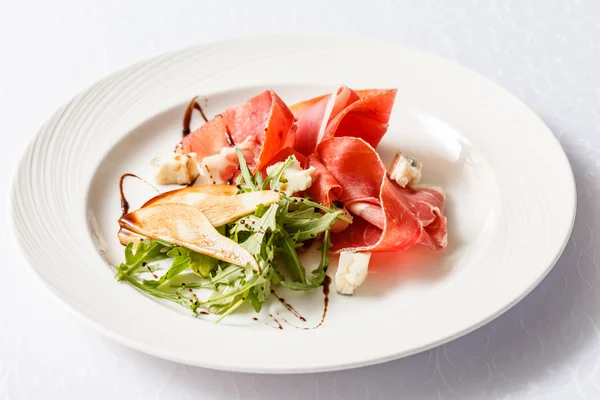 Insalata con prosciutto sul piatto — Foto Stock