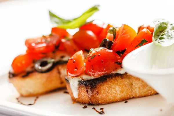 Bruschetta com tomate, mozarella e manjericão — Fotografia de Stock