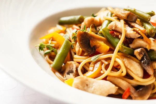 Noodles with chicken in plate — Stock Photo, Image