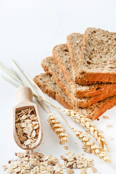 Нарезанный хлеб и зерно — стоковое фото