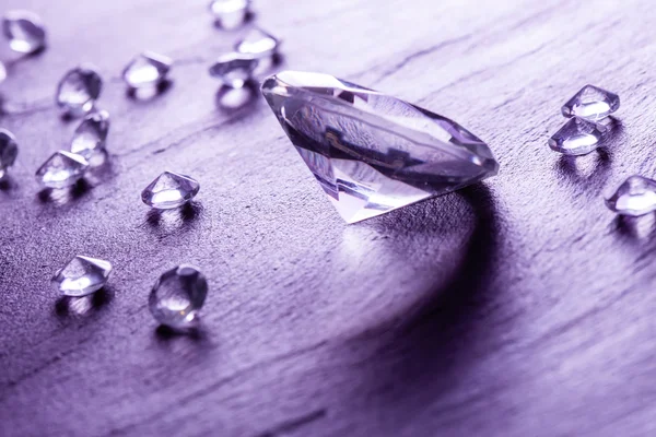 Бриллианты с фиолетовым светом — стоковое фото