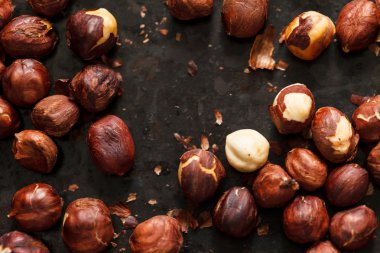 Kara tahta üzerinde fındık