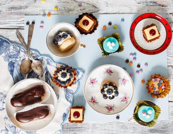 Słodycze i ciastka na talerzach — Zdjęcie stockowe