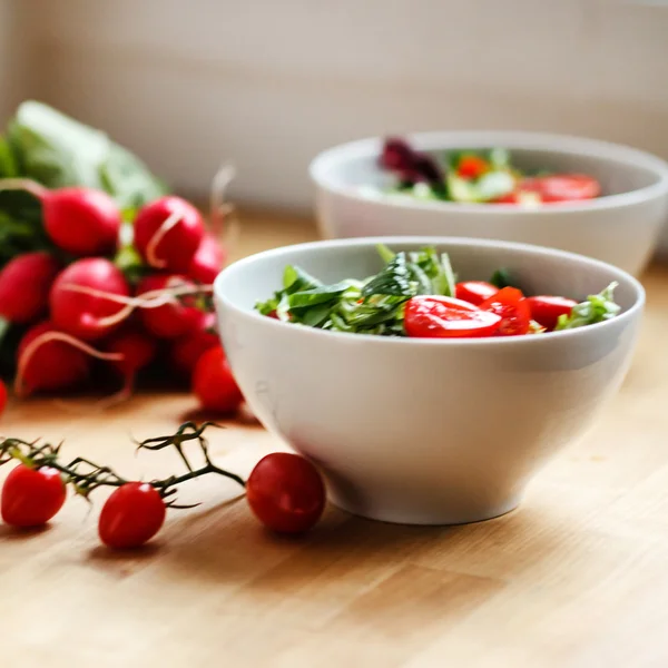 Салат с помидорами черри — стоковое фото