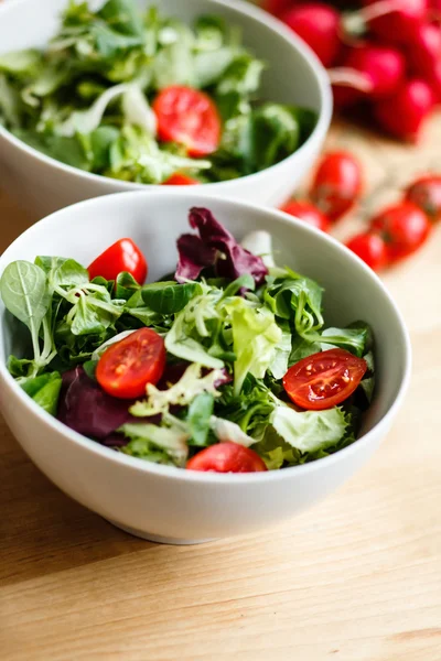 Ensalada con tomates cherry — Foto de Stock