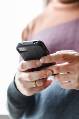 Akıllı telefon kullanan adam