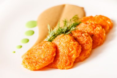 Plaka üzerinde sebzeli börek