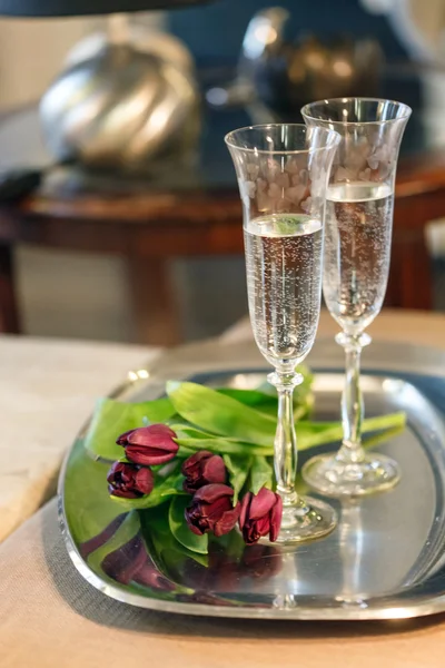 テーブルの上にシャンパンのグラス — ストック写真