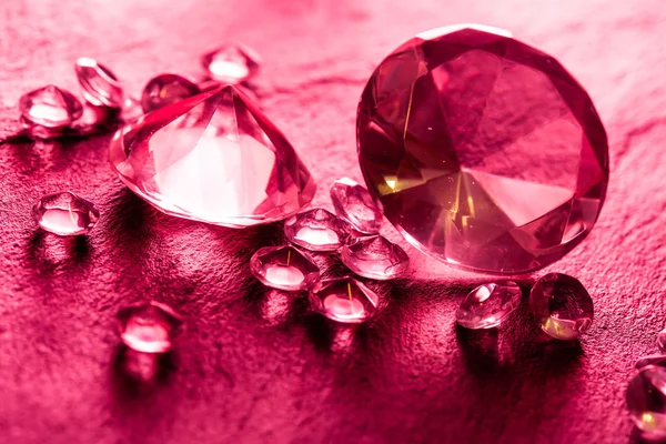 Diferentes diamantes con luz roja — Foto de Stock