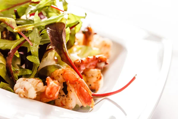 Ensalada con gambas en plato —  Fotos de Stock