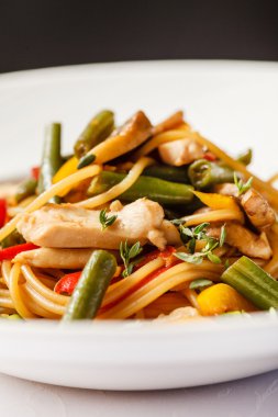 Tabakta tavuk ile erişte