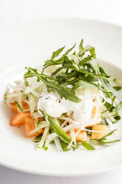 Frischer Salat mit Rucola — Stockfoto