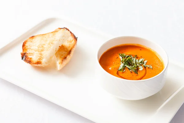 Tomatensuppe in Schüssel — Stockfoto