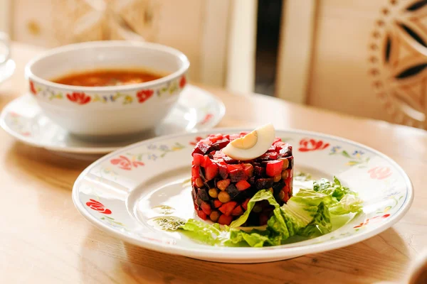 Ensalada de remolacha en plato —  Fotos de Stock