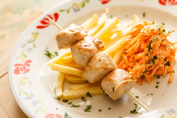 Kipspiesjes met frietjes — Stockfoto