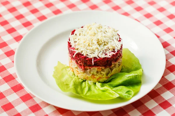 Salada de beterraba em prato — Fotografia de Stock