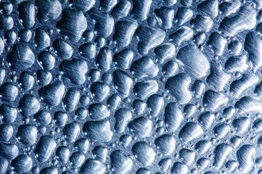 metal zemin üzerine düşer