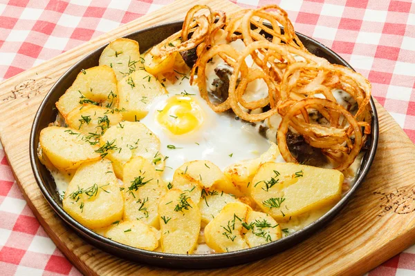 Pommes de terre frites avec oeuf — Photo