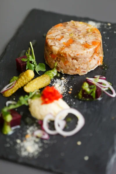 Carne gelatinosa con verduras —  Fotos de Stock