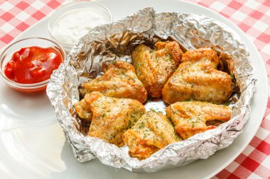 Soslu tavuk kanadı.