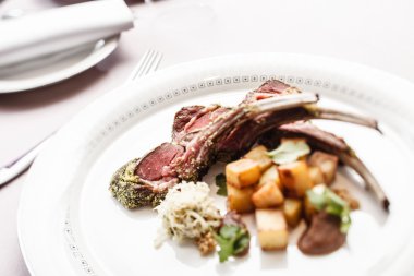 plaka üzerinde ızgara kaburga