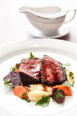 Biftek sebze ve sos ile