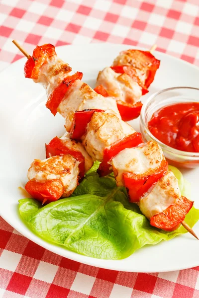 Chicken kebab with sauce — Stock Photo, Image