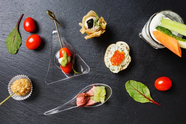 Leckere Canapes mit Fisch — Stockfoto