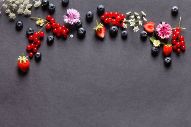 Yaz meyveler ve çiçekler