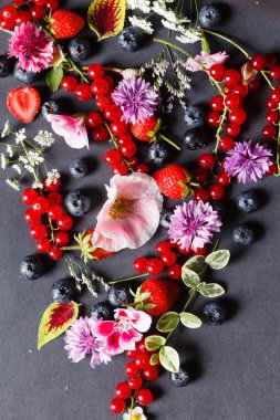 Yaz meyveler ve çiçekler