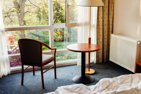 Zimmer im Hotel mit Fenster — Stockfoto