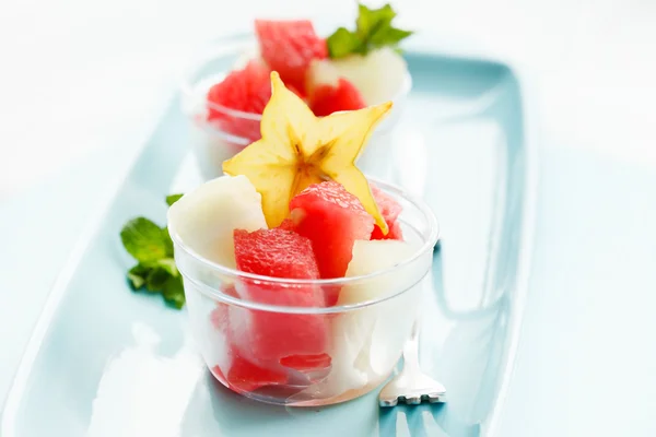 Salade de fruits dans des bols — Photo