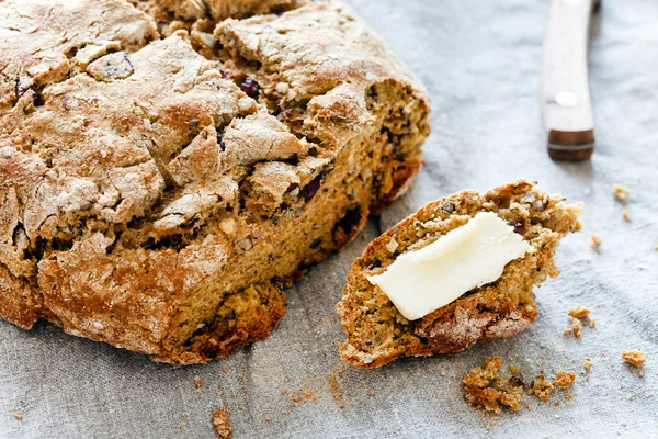 Hembakat bröd med smör — Stockfoto