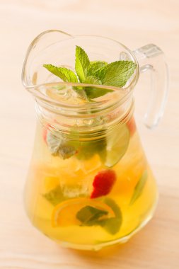 Yaz içeceği meyve ile