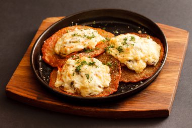 tava üzerinde patates pancakes