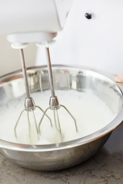 Смешивание белого яичного крема — стоковое фото