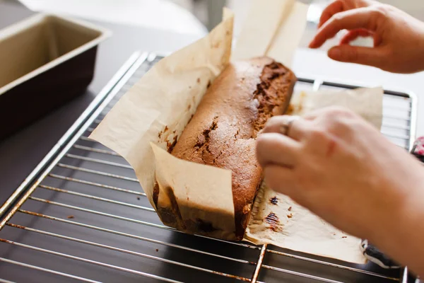 Chef backt Kuchen — Stockfoto