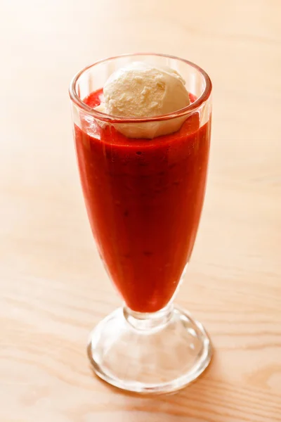 Smoothie aux fraises avec crème glacée — Photo