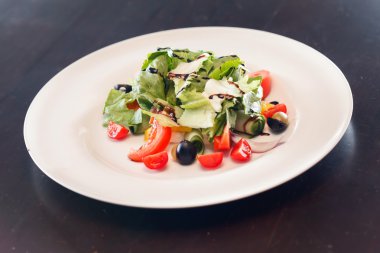 Domatesli sebze salatası.