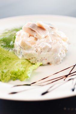 Ringa balığı salatası plaka üzerinde