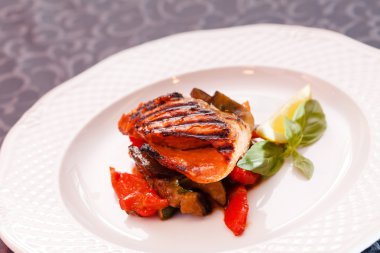 sebzeli somon bifteği