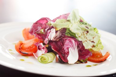 Domatesli sebze salatası.